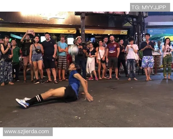 足球明星与路人亲密互动展现真实一面引发热议与感动