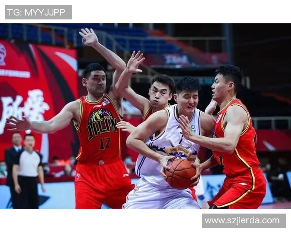 深圳篮球队在城市联赛中以74分高居积分榜首位展现强大实力